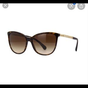 New without tags Chanel sunglasses with case